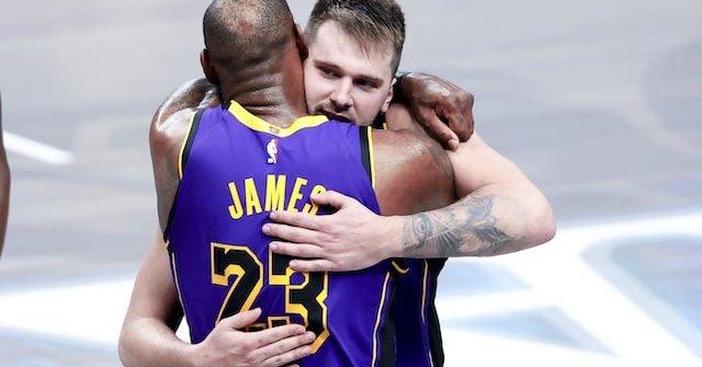 东子的进攻是又稳又爆有东詹里三核驱动，的进攻是没什么问题的，三个人都有兜底