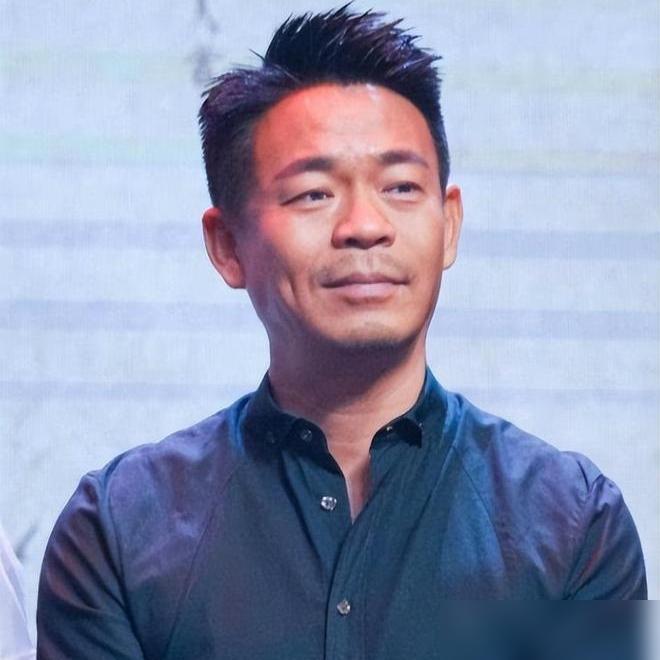 你以为张嘉益总带着孙浩是兄弟情深？别天真了，这背后全是赤裸裸的捆绑交易。一个