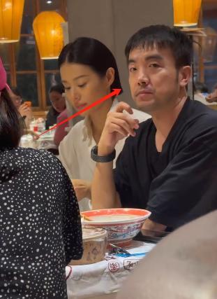真是不得不佩服胡杏儿，好想上去问她这样累不累啊。她被偶遇到在景德镇和朋友一起吃