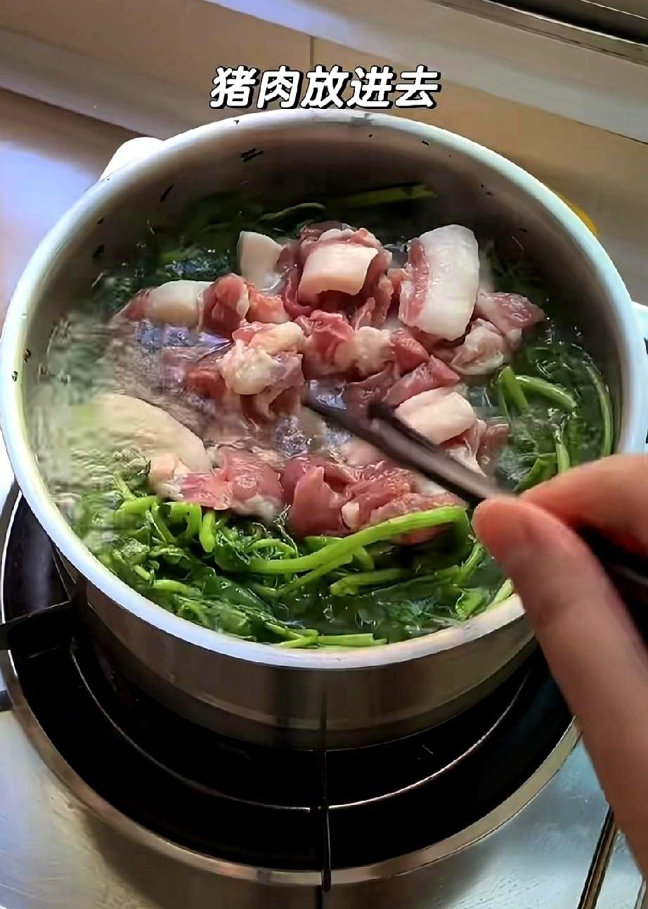 广东朋友煮汤，北方人看愣了——锅里丢菜和生猪肉，连焯水都省了直接煮。外省网友懵
