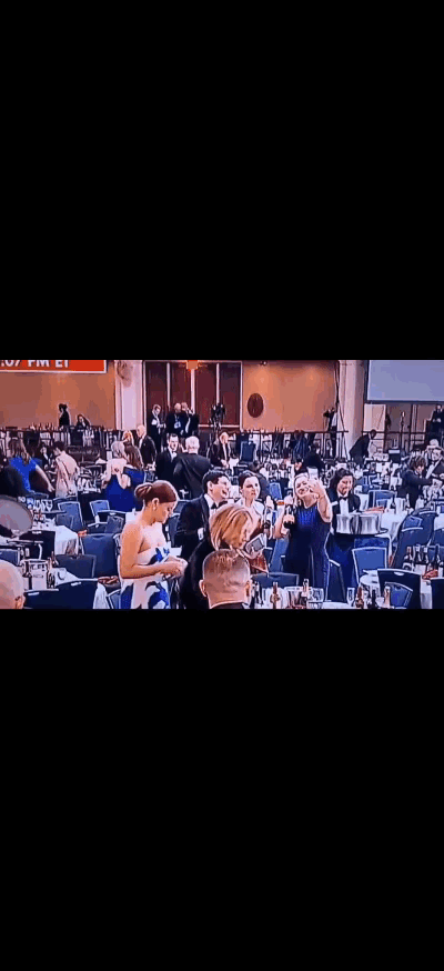 白宫晚宴最搞笑的一幕：有个姐们乘机“顺”走了两瓶葡萄酒。这是拿回家喝点压