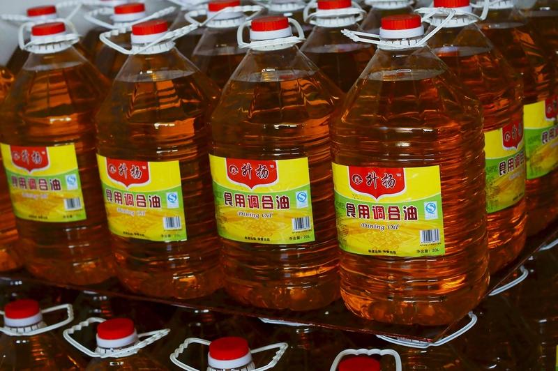 猪油和植物油哪个更健康，这事儿不能一概而论。通常来说，植物油更健康。它主要含不