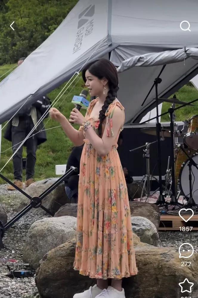42岁陈妍希大理被偶遇：露背长裙配大辫子，离婚后状态嫩回20岁这几年，陈妍希在