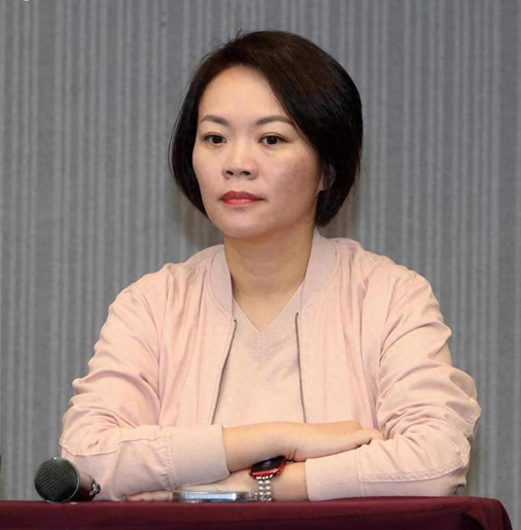 台北市长蒋万安今日下午前往议会送水果，依序与议员握手致意。当走到民进党台北市议员