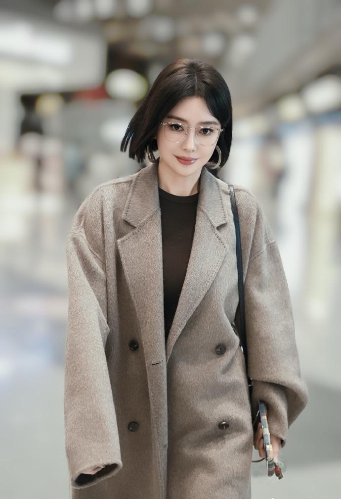 最近秦岚现身北京机场，她这回搭配的很有风度，看起来还很有文艺气息。秦岚里面穿