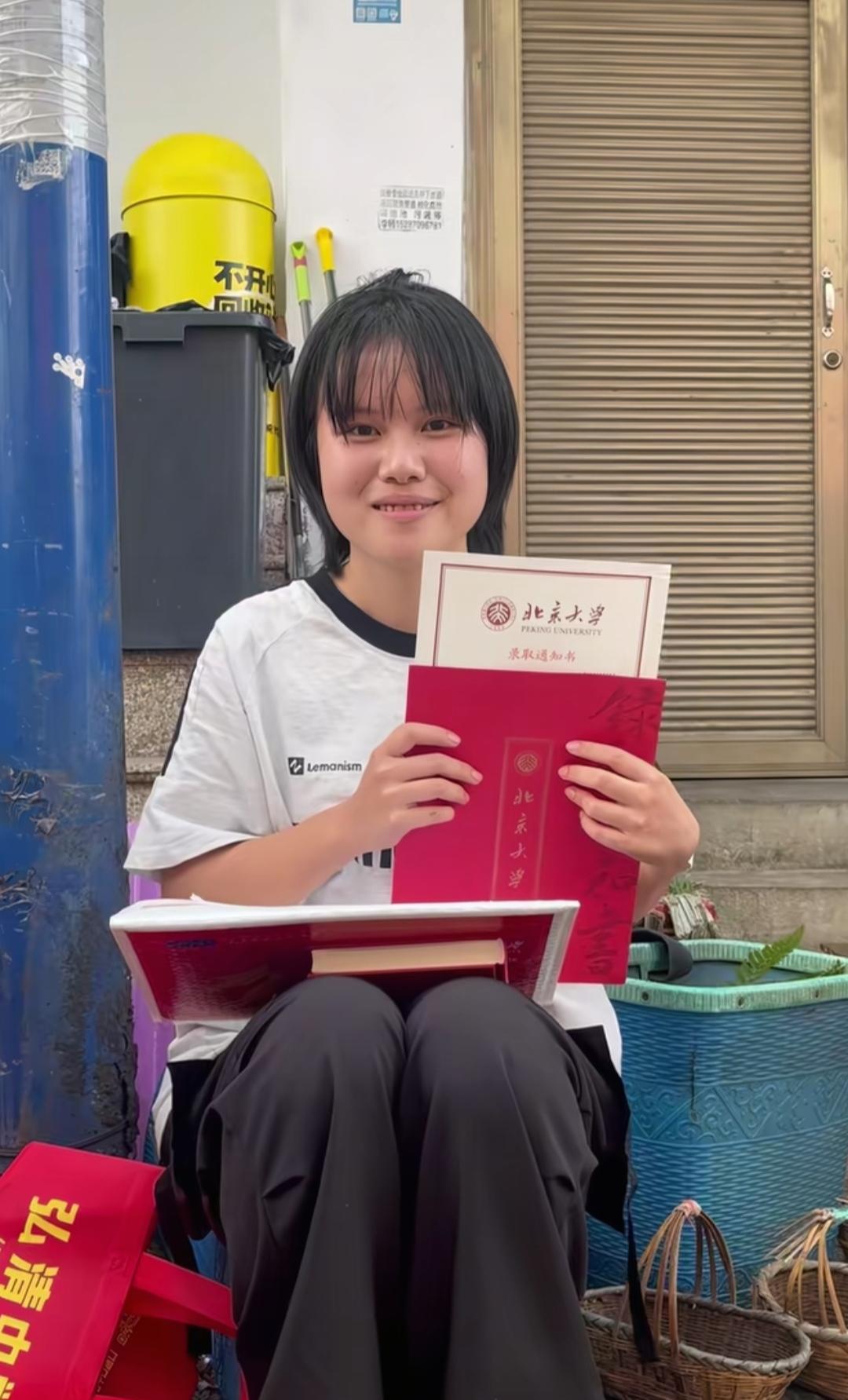 “上人民日报了！”云南鲁甸，一名女孩在街边一边看书一边卖菌子，这时父亲领着一位陌