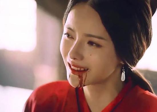 公元221年，魏文帝曹丕的使者端了一杯酒给甄皇后，说：“娘娘，这是陛下赐给你的！