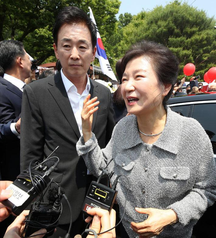 朴槿惠时髦亮相，风采不减当年---