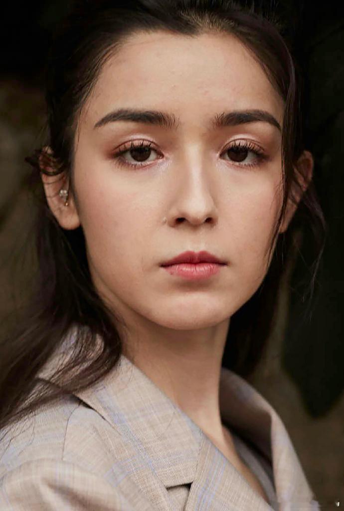 哈尼克孜虽年轻却略显成熟，颜值在新疆女生中不算出众。但独特气质与才艺，仍让她在舞
