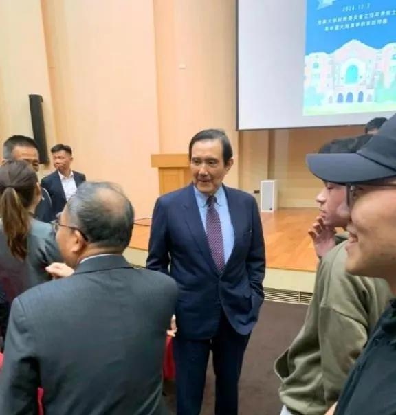 台湾地区，长期阻碍中国统一就是马英九。这个人非常之狡猾！在他担任地区领导人期间，