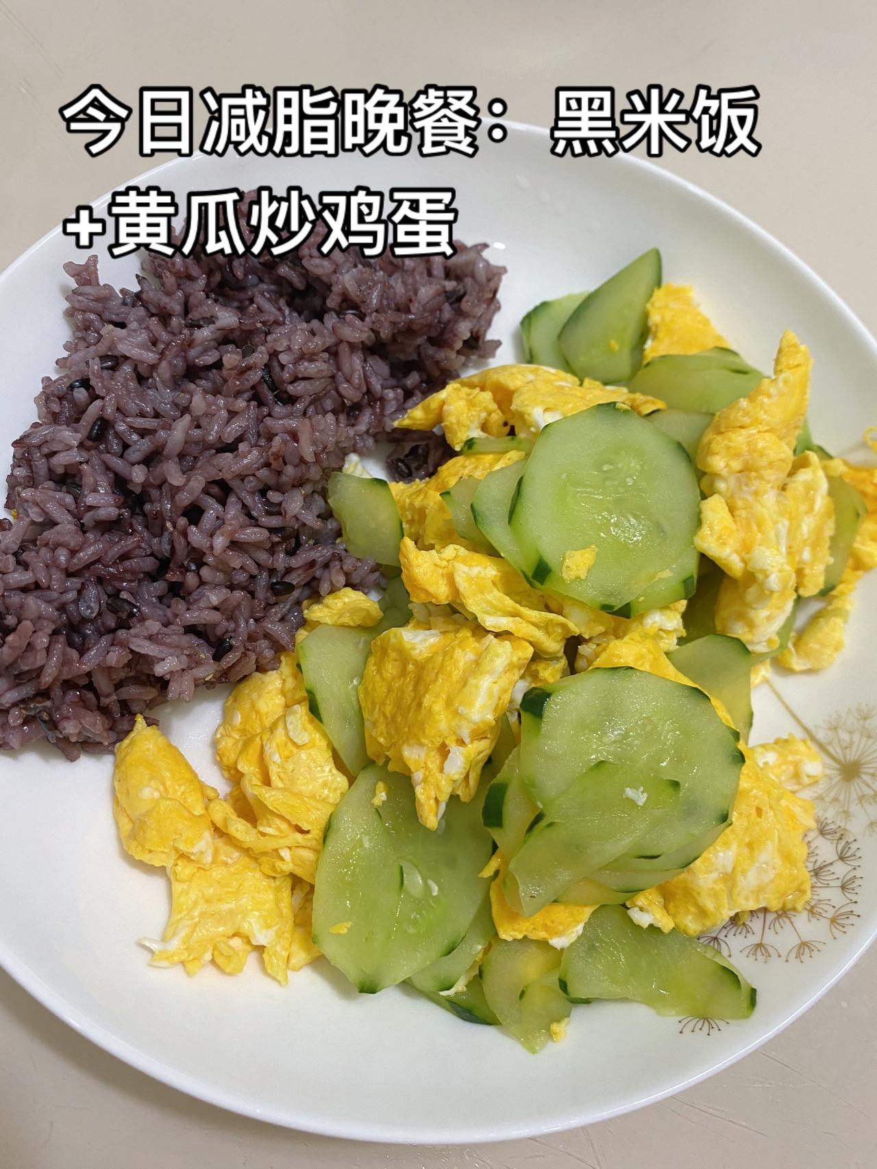 今天下午四点二十吃完晚餐.接下来整个晚上只喝水不进食，看明早可以轻多少？