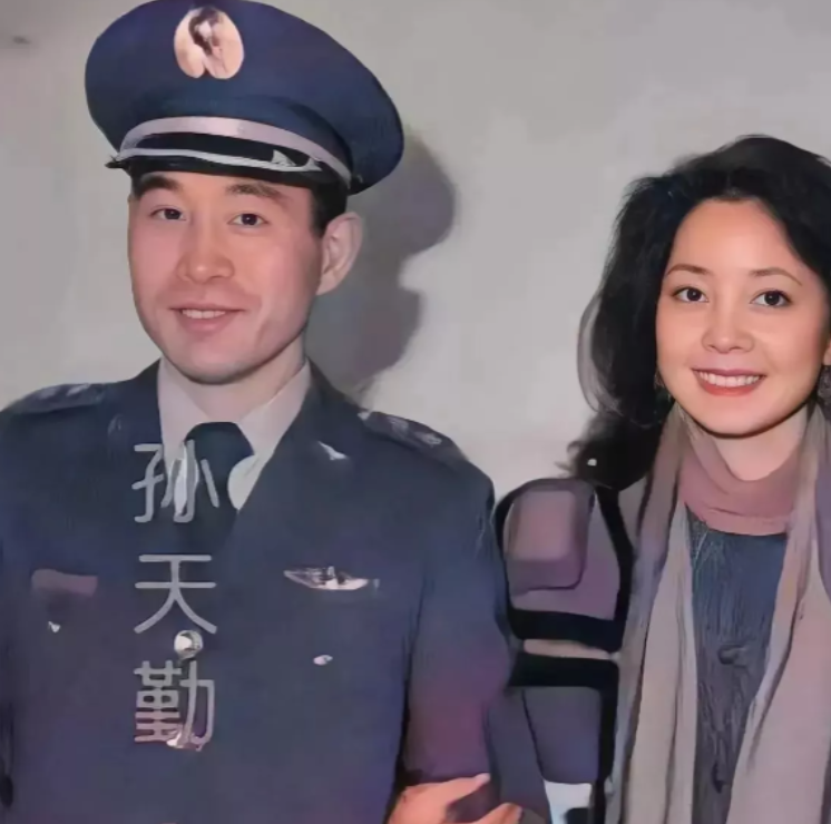 1983年，驾机叛逃的孙天勤和邓丽君的留影。镜头中的他显得趾高气扬，因为终于见到
