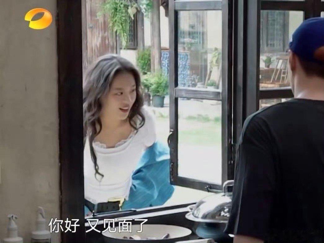 马思纯花少的衣服穿去了向往的生活马思纯的穿衣哲学太酷了！不追求光鲜亮丽，只坚持
