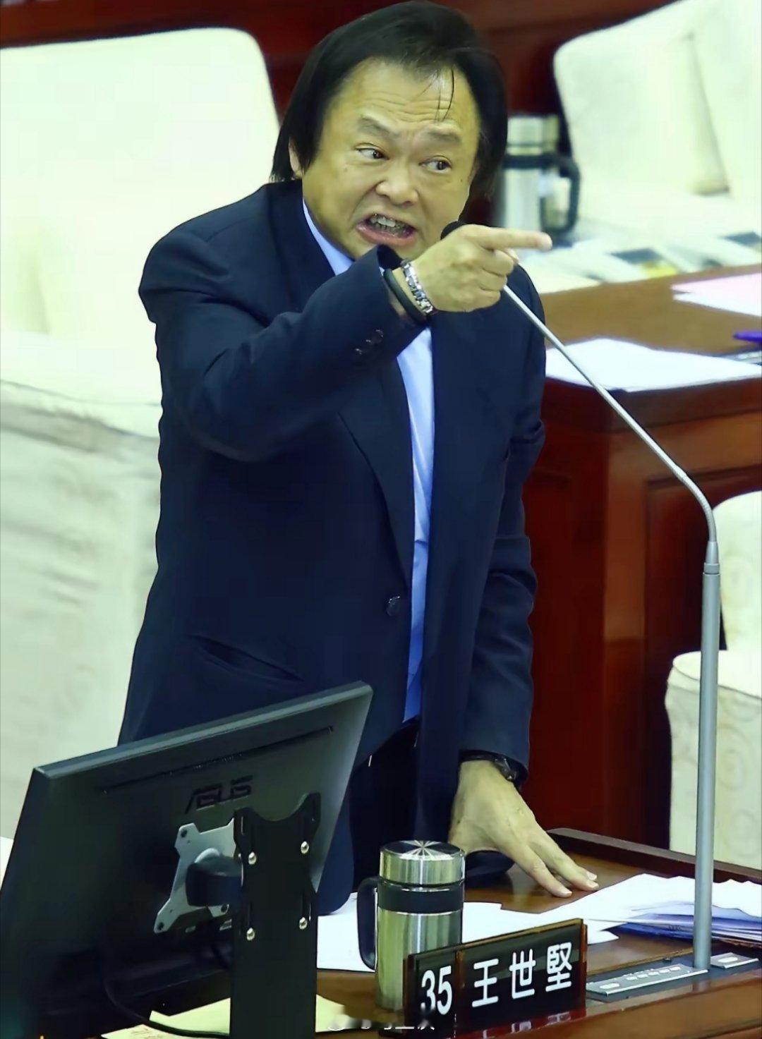 王世坚因歌曲《没出息》网上爆火，他父亲王明德的历史也被人翻出。王明德（1928年