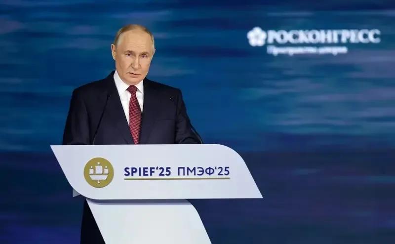 普京在圣彼得堡国际经济论坛（SPIEF）全体会议上发表讲话，称俄罗斯并非要求乌克