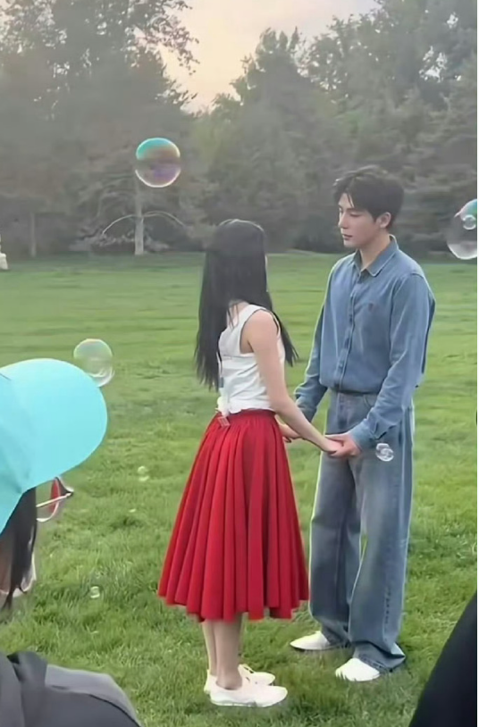 这女主是有多瘦啊，紧身背心后面都得带夹子！​​​