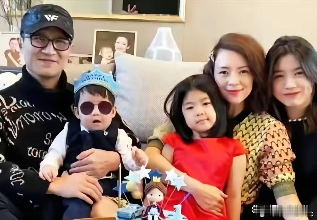 汪峰一家难得同框合影，他感慨一家人许久没有一起拍照。现场他还贴心准备鲜花与手写卡