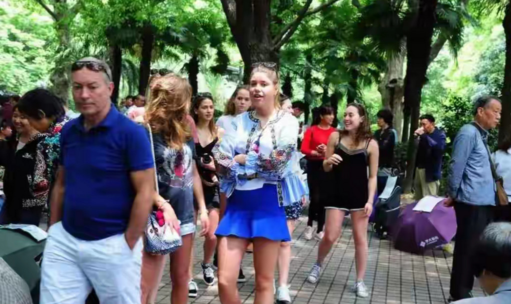 杭州、广州相亲角上挤满了洋妞，表示愿意接受婚检，不要彩礼，喜欢大叔。而到场的中