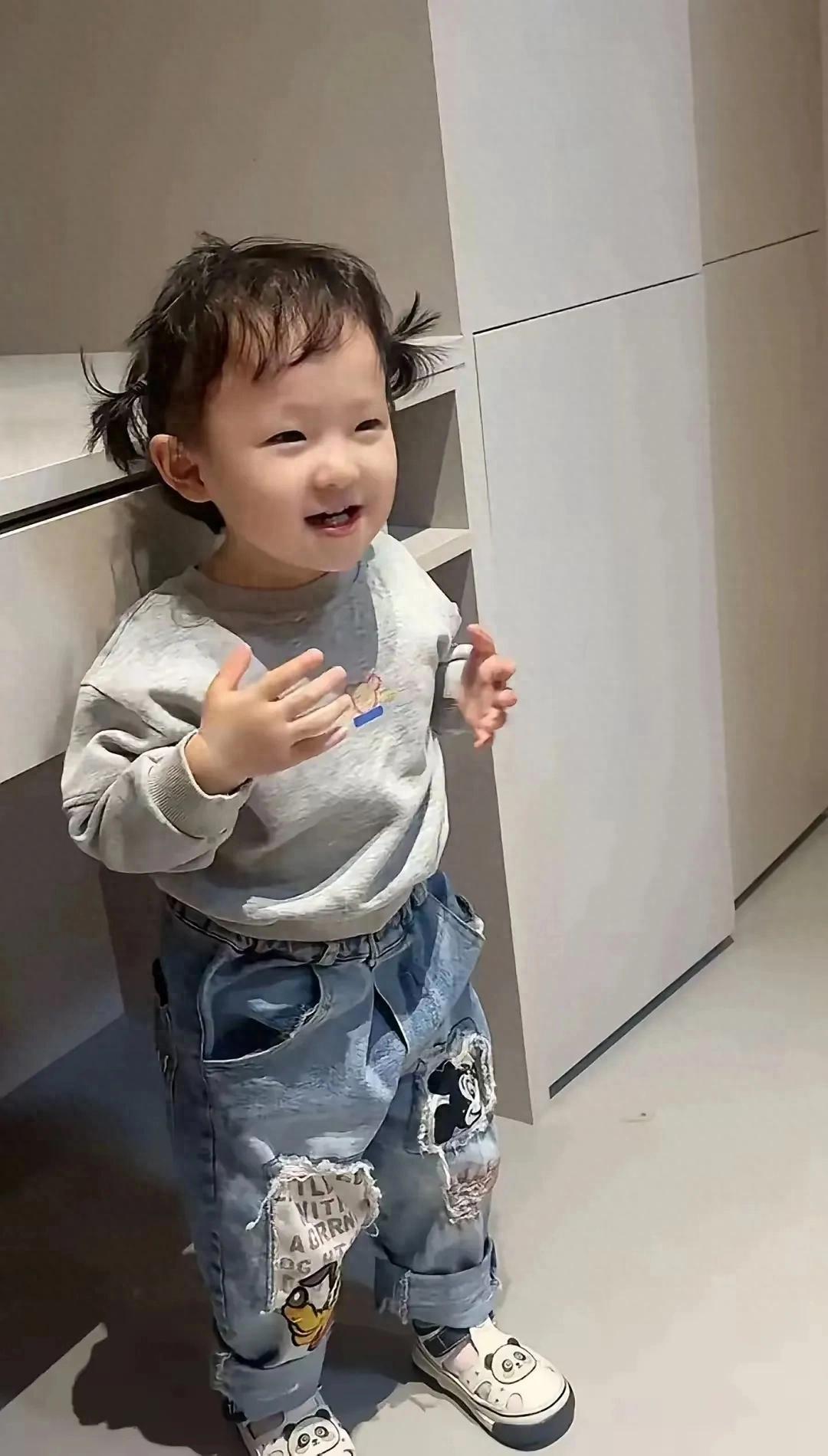 闪闪这越长越像某人了，某些神态简直就是一模一样。基因真的好神奇，孩子谁家的像
