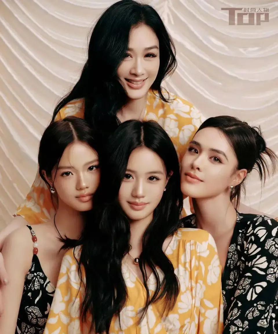 55岁的钟丽缇，长的真年轻。她和她三个漂亮的个女儿合影，就像是个大姐姐似的。