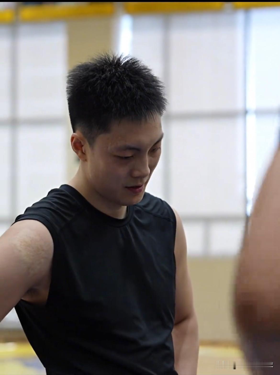 广东宏远男篮最新消息！据广东宏远男篮俱乐部昨日在社媒发布的视频中显示，胡明轩，