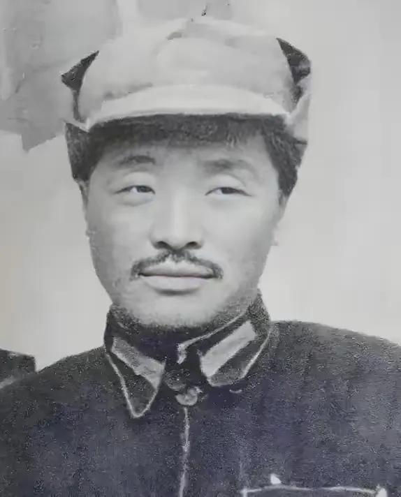 贺龙病重坐轿子行军，军中有叛徒准备趁机谋杀军中有叛徒准备趁机谋杀他，其趁轿夫不在