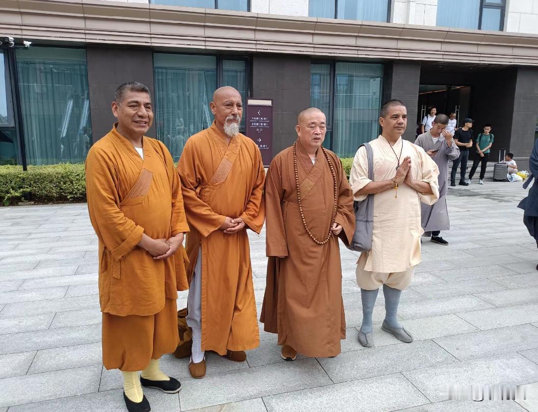 释永信和外国僧人的一张罕见的合影，他为少林寺做出了不少的贡献。是佛教文化的传播者