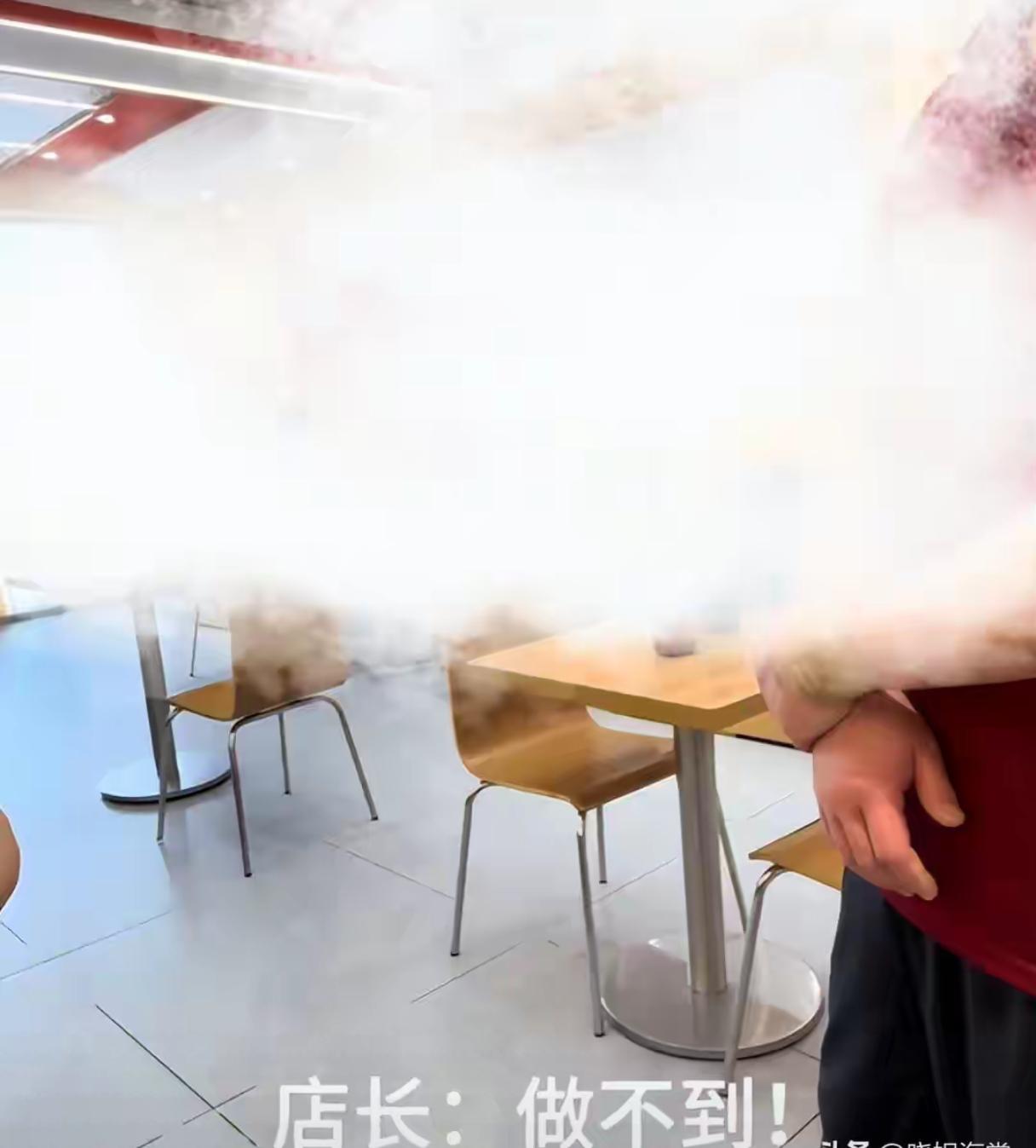狗上了餐桌，你让店家管管，她跟你说"我做不到"。转头给遛狗那桌送了两瓶饮料。