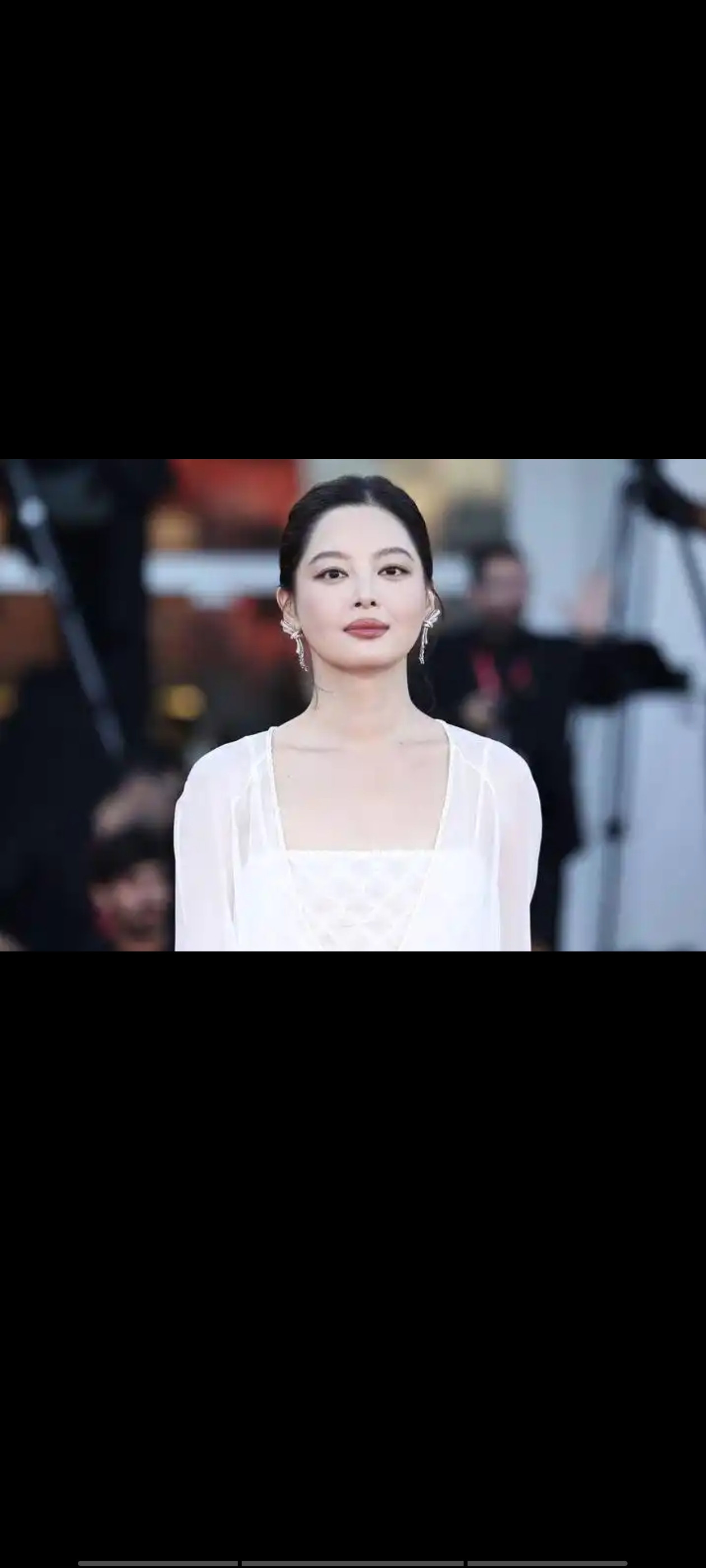 辛芷蕾的颜值在娱乐圈里真的是独一份的存在。骨相特别优越，五官锋利又带着妩媚感，那双上扬的丹凤眼太有记