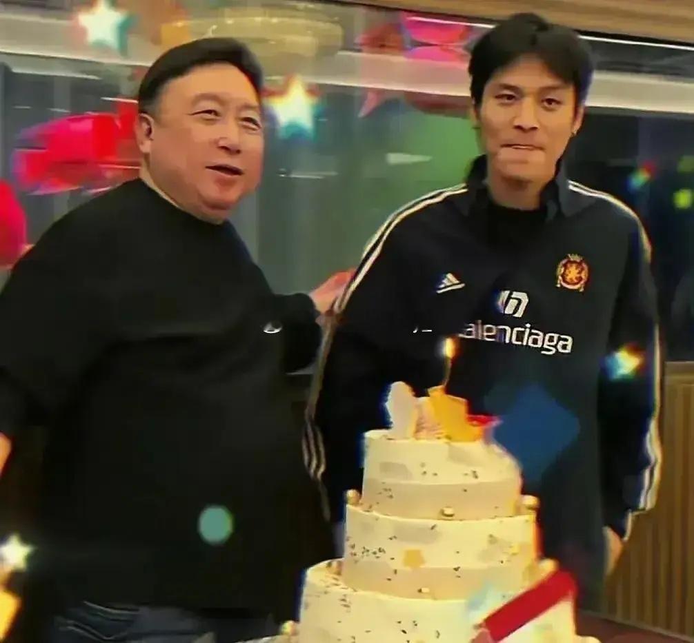 小杨哥停更9个月掉粉超1300万小杨哥这是想复出了，5月3号现身王晶生日会，彻底