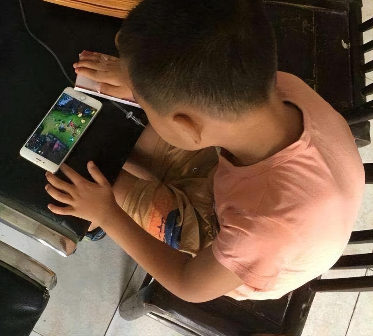 孩子玩手机？当心造成“底层阶层锁定”。6岁以前的孩子玩智能手机，会对大脑造成不可