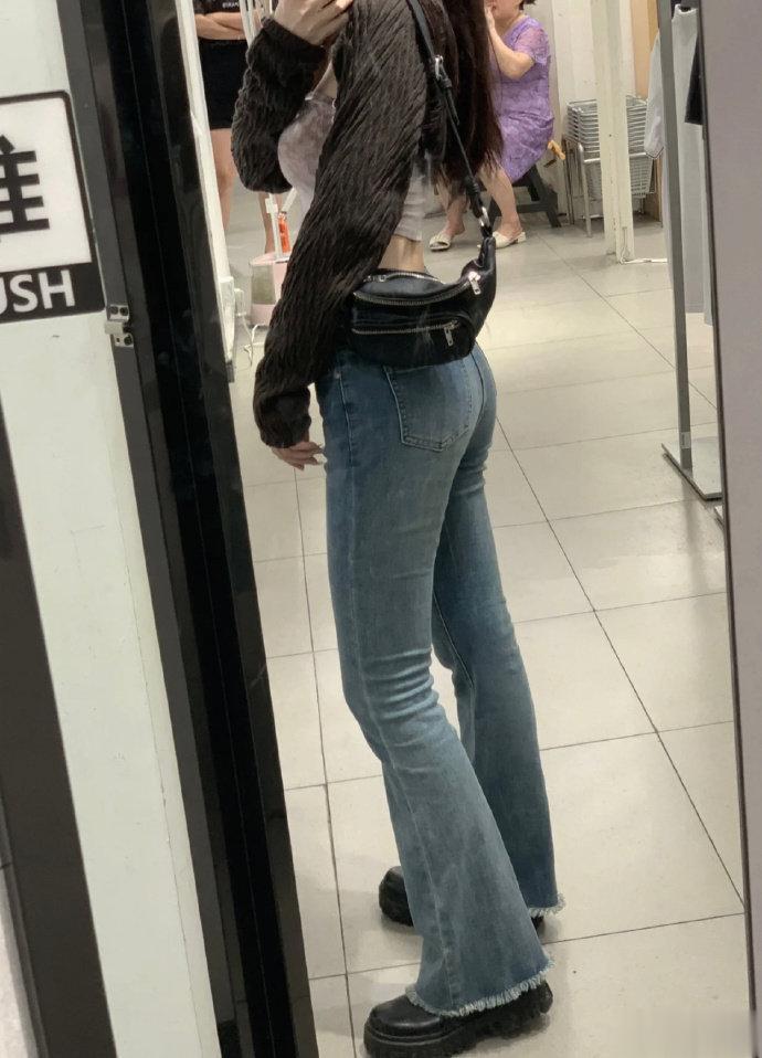 这条微喇牛仔裤好绝！超级显身材