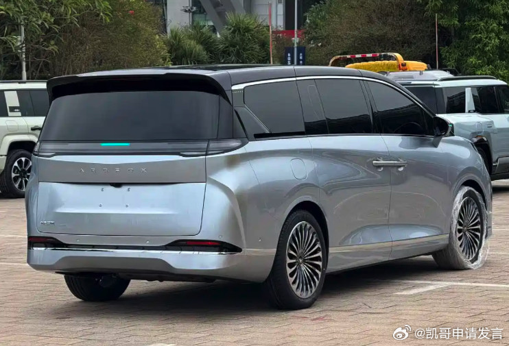 一个品牌要展示技术、配置，做什么车型好？那必须是MPV了。大的空间尺寸，能塞下超