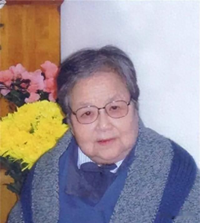 延安最美女人，为何活成丈夫女儿最恨的人？1943年，延安窑洞里的油灯摇摇晃晃。