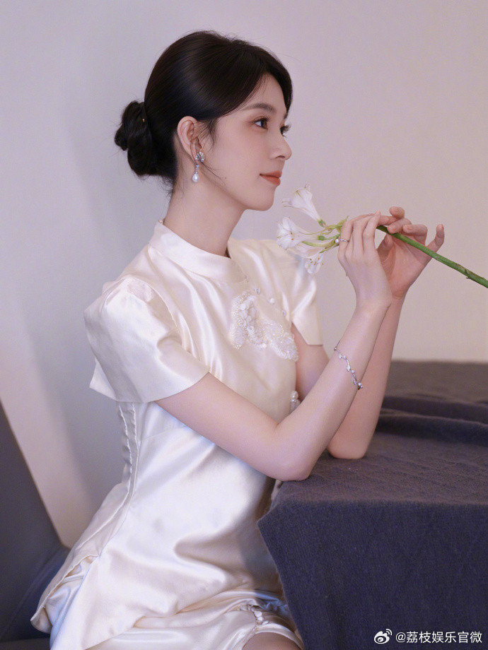 陈瑶素色旗袍拍出东方诗意国风氛围感天花板当属陈瑶这套旗袍写真，素白缎面旗袍线条柔