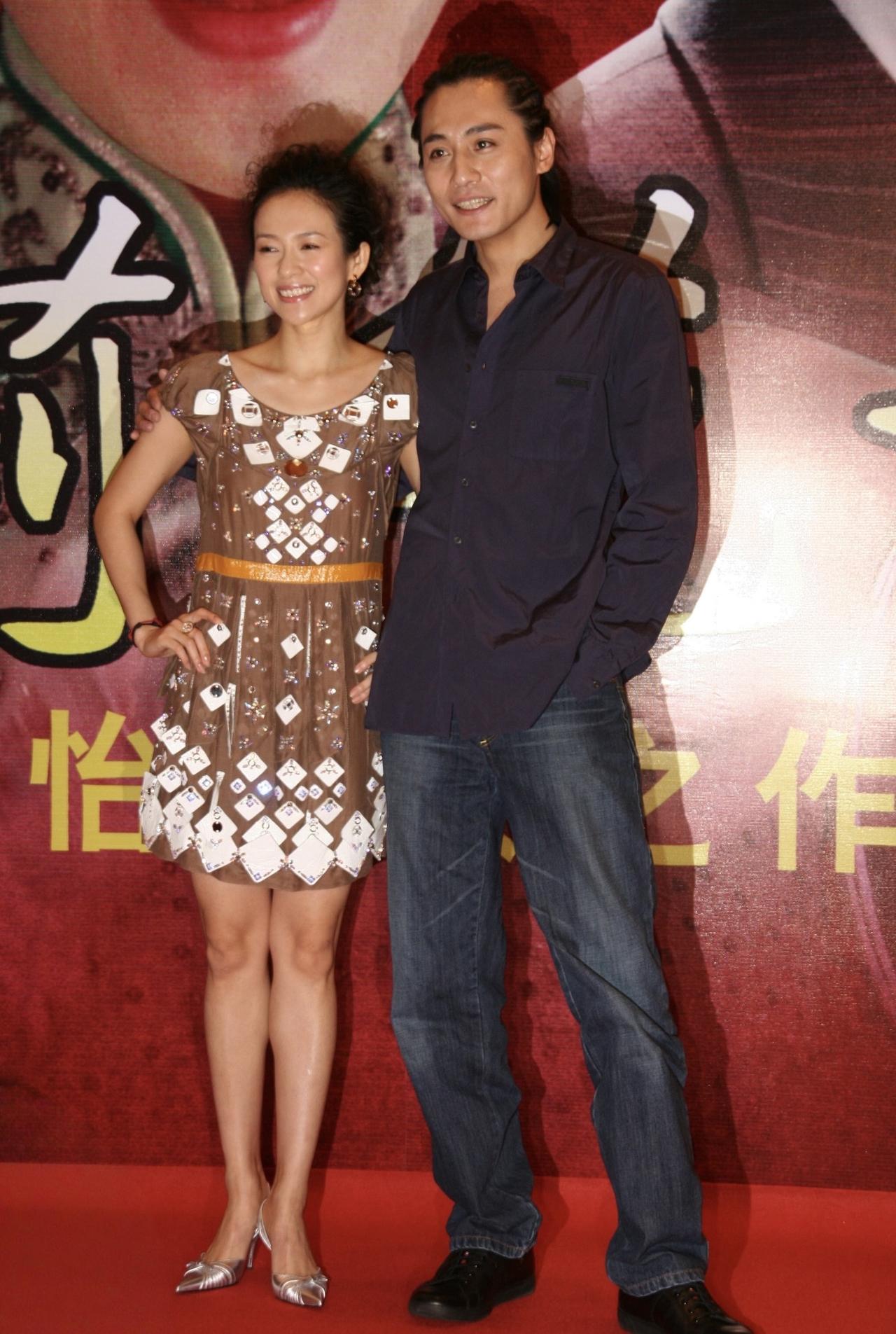 2006年，刘烨与章子怡出席电影《茉莉花开》发布会时的画面。刘烨这大高个，留
