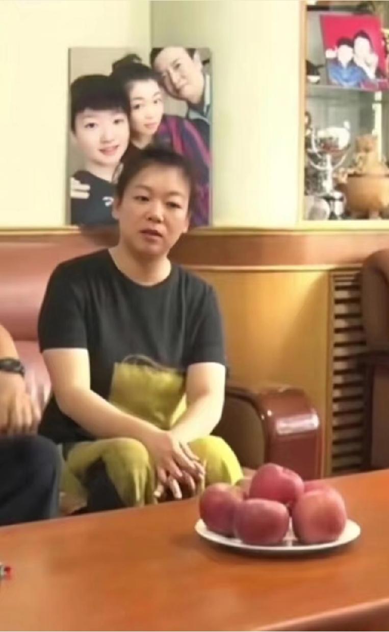 ✨刷到孙颖莎妈妈的居家照，满是烟火气的温柔刚刷到一张孙颖莎妈妈高女士的居