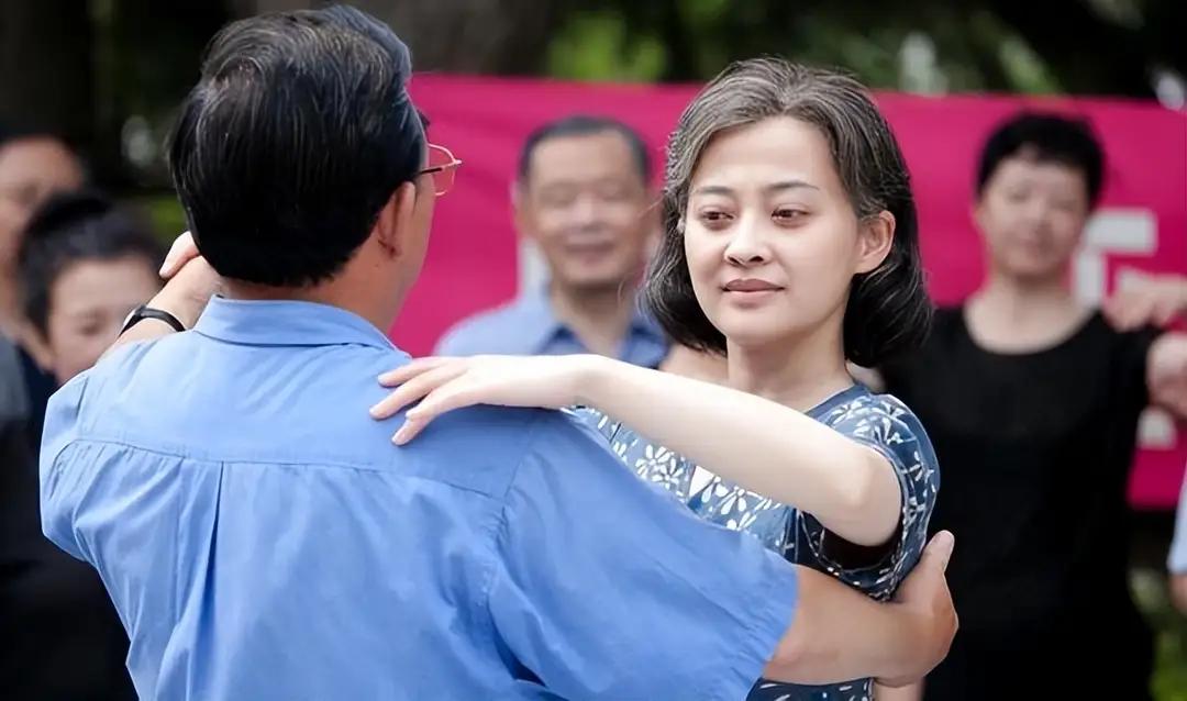 很多人都在讨论年轻人不婚不育，但更值得关注的一件事，是70后父母开始集体“松手”
