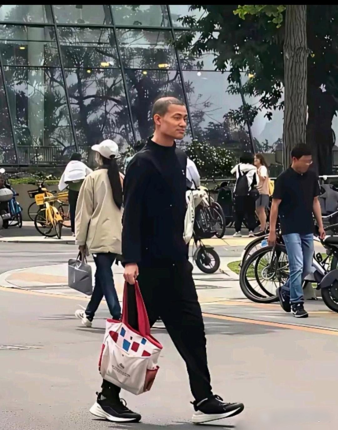天哪，韦神居然变样了！谁能想到一向不修边幅的他，如今模样大变，这还是我们熟悉的那