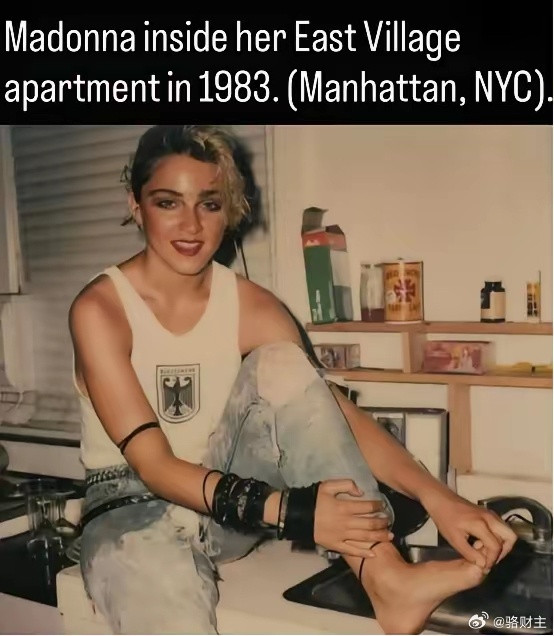1983年，纽约东村一间破败的公寓里，24岁的麦当娜正用银托盘摆放着一块泡泡糖和