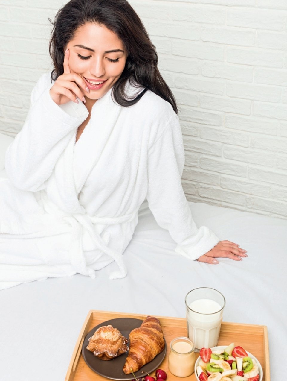 经常喝牛奶和经常喝咖啡的核心差异集中在营养供给、身体影响及适配场景，各有优势与注