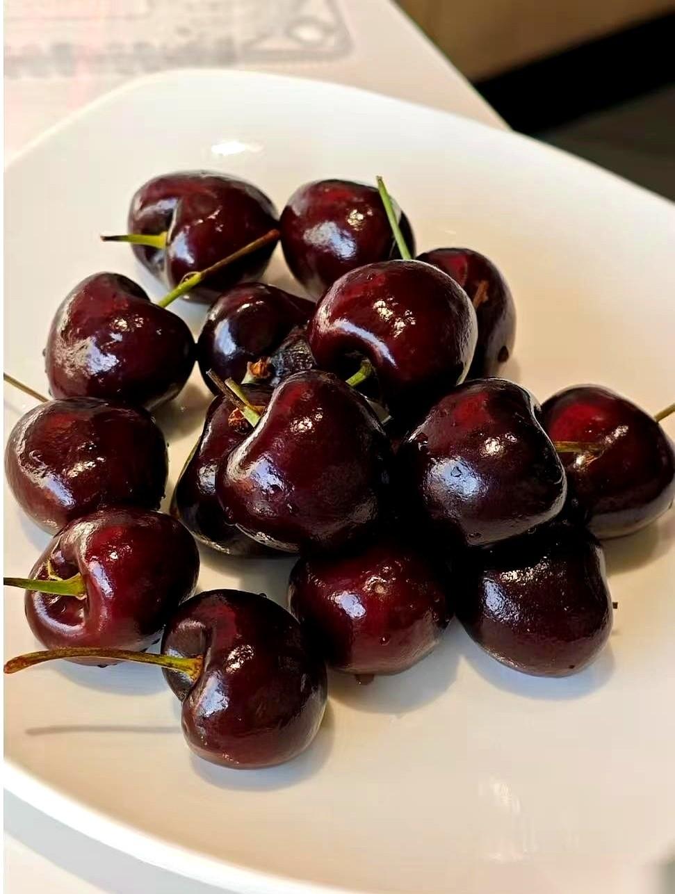 厨房的水声一停，客厅里瞬间就静了。茶几上，那几颗红得发紫的车厘子，孤零零地躺在