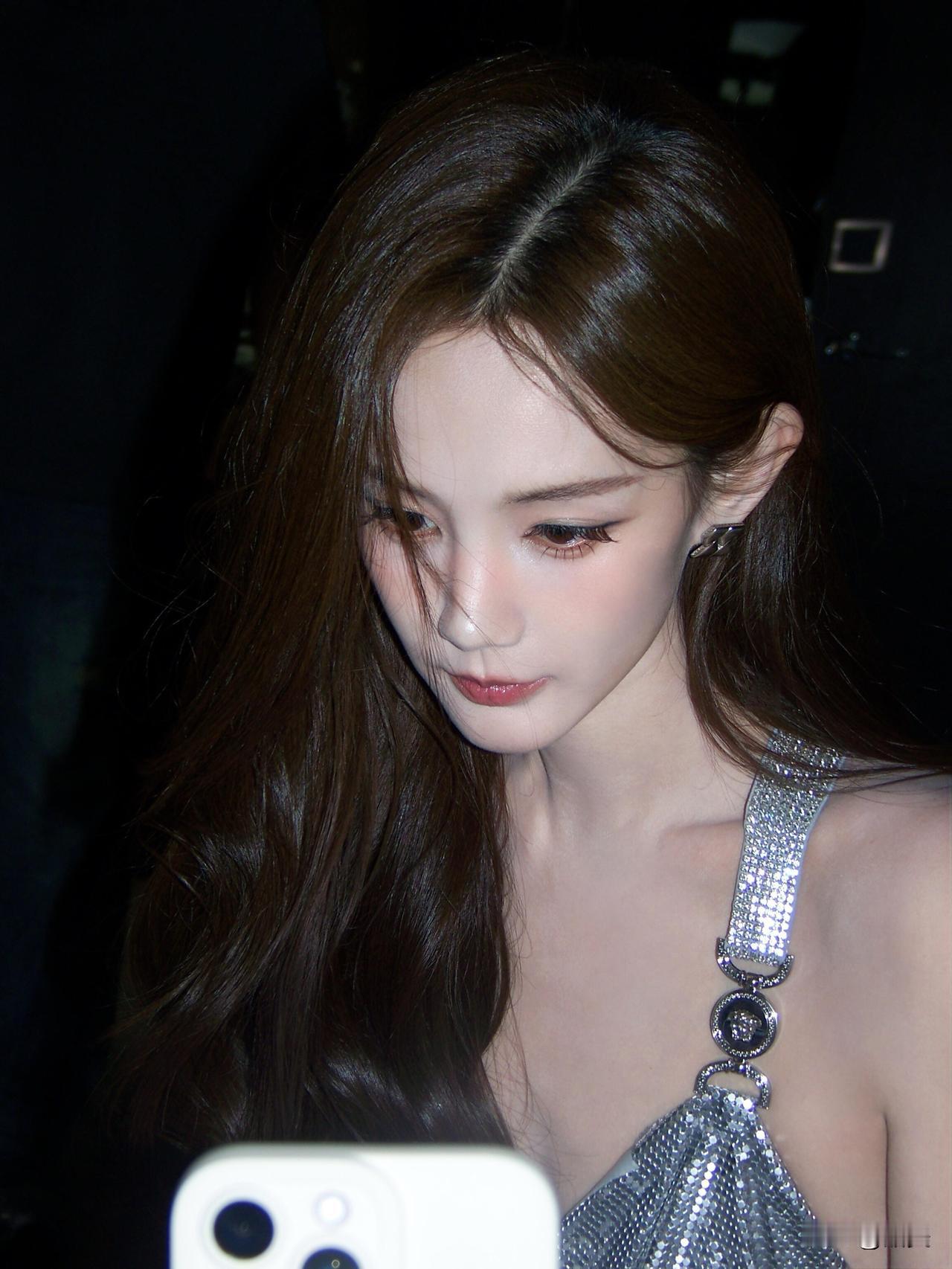 28岁李一桐眼神太勾人！“顶级魅魔”既视感拉满，这表现力绝了