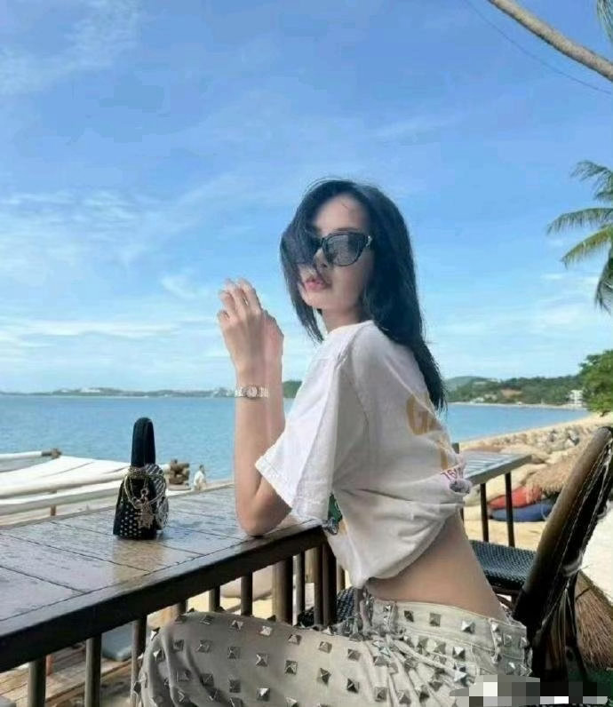 是铁腚吧！穿这种裤子都坐的下去