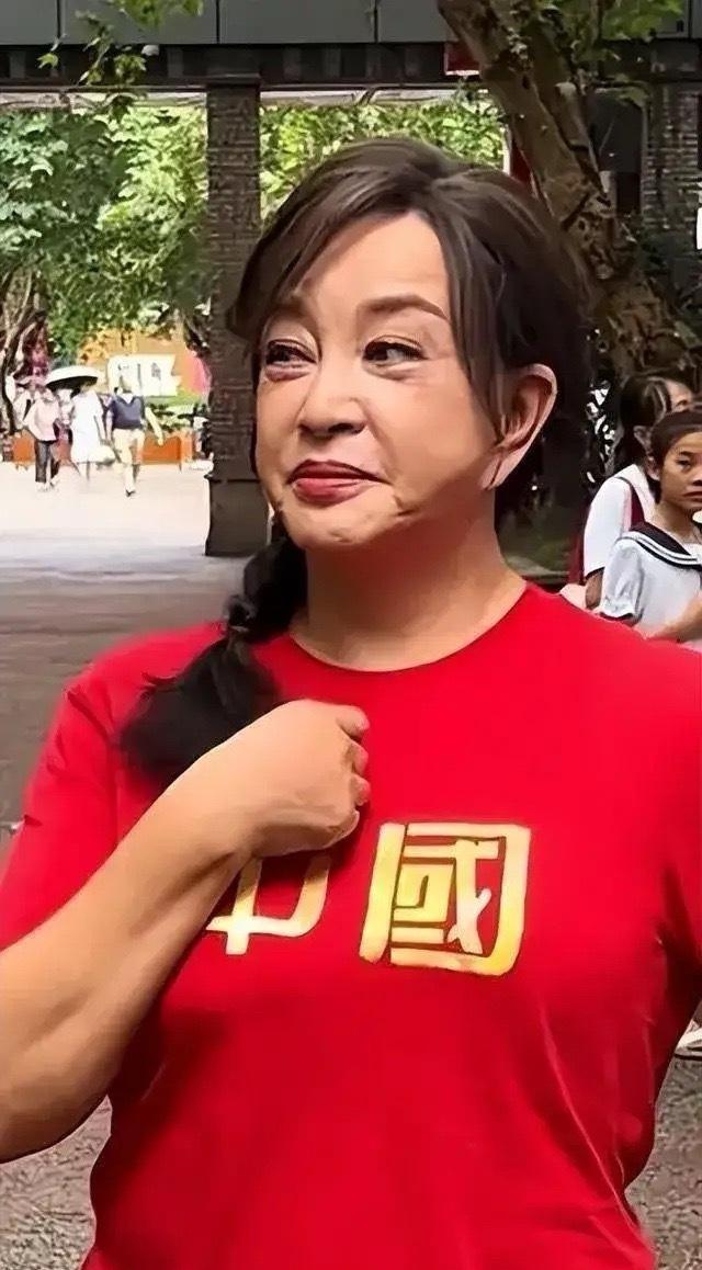 刘晓庆离婚了，记者问她：“您74岁了，为啥还折腾？”刘晓庆哈哈大笑：你说人们爱看