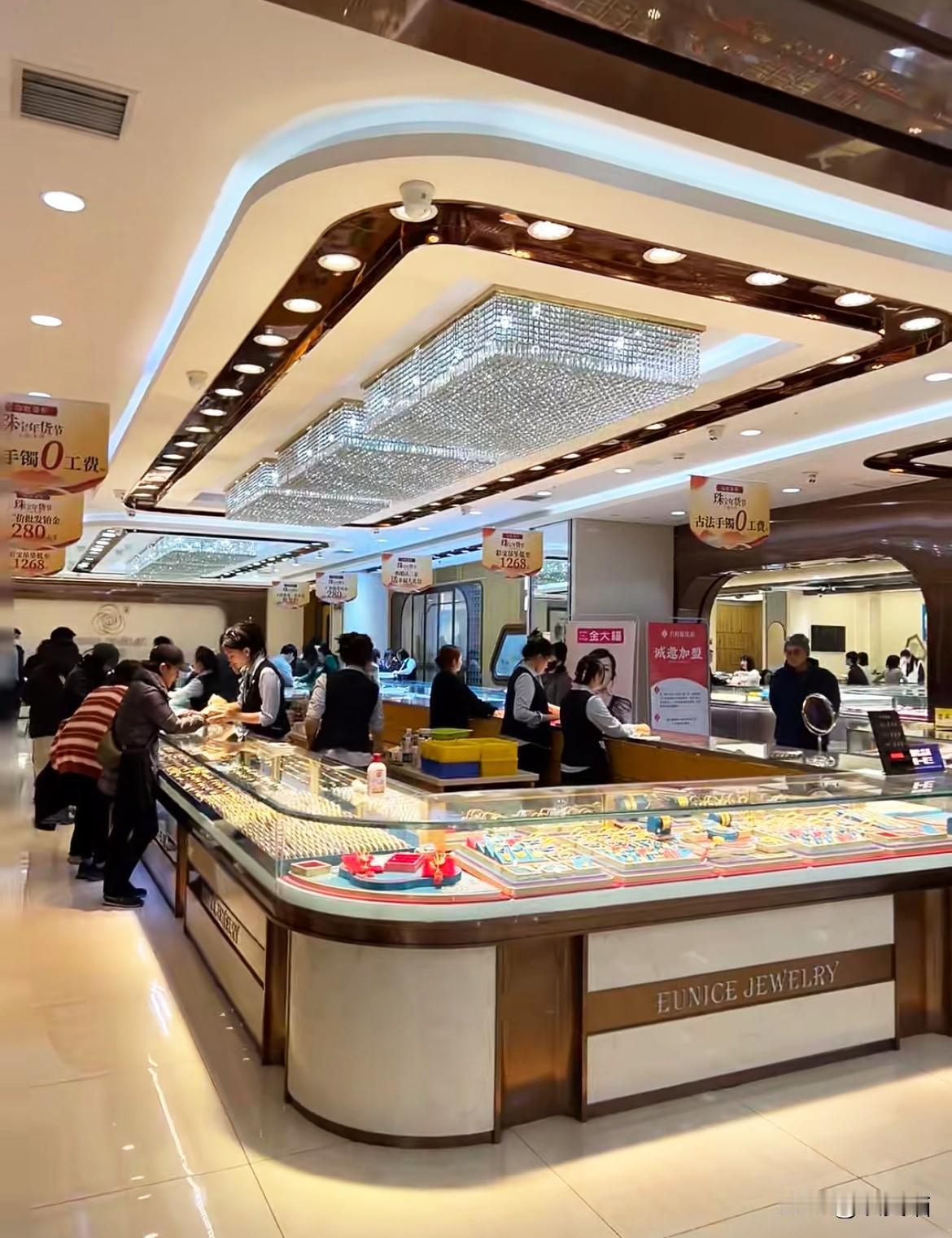 实体金店彻底傻眼了！现在不光城里人，连农村的大叔大妈都奔着银行去抢黄金，我