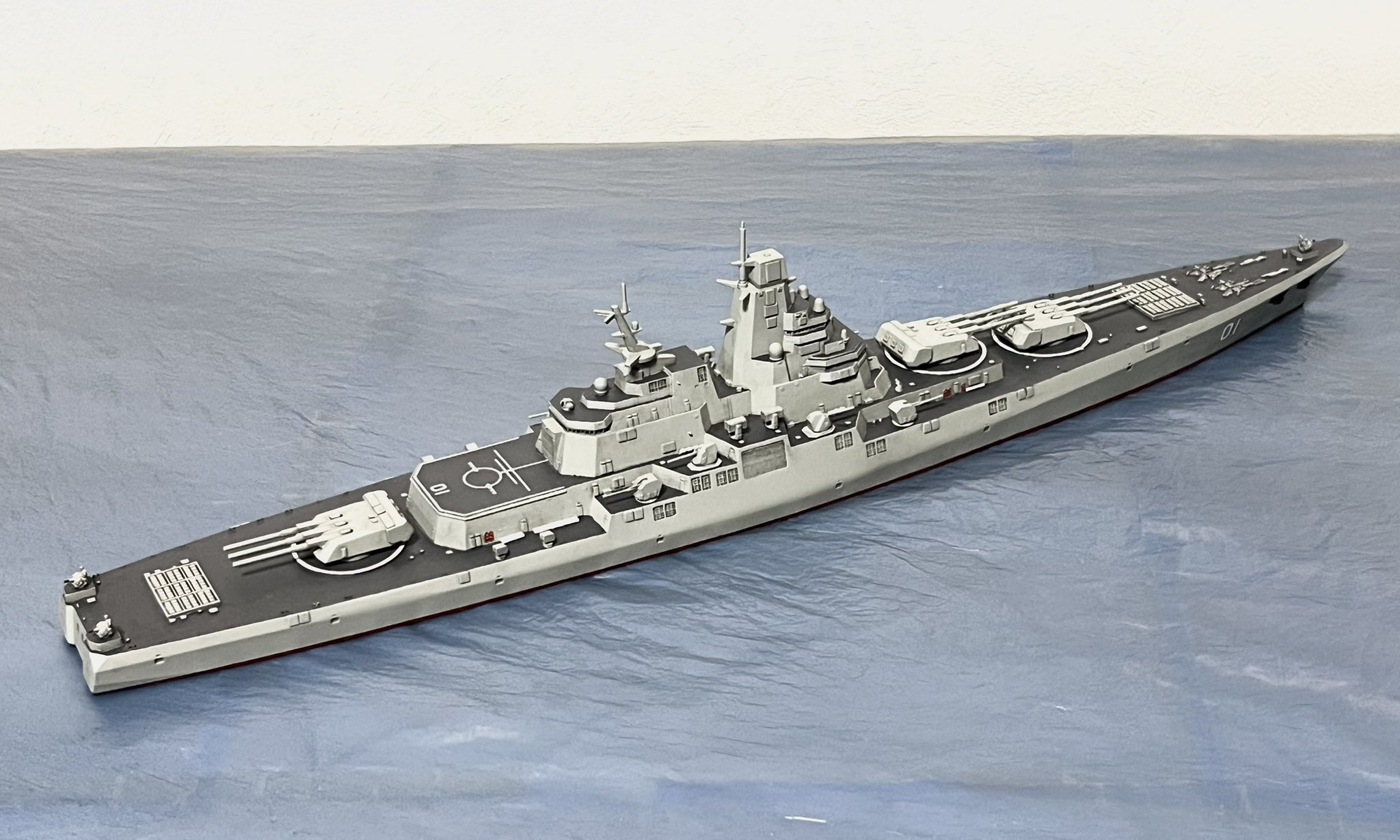 日本网友DIY的中国8万吨级“华清”级战列舰模型，原形是现代战舰游戏里的华清级。