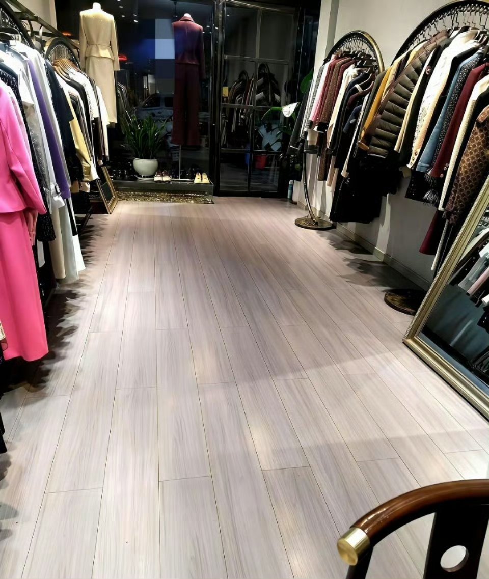 有些服装店，根本就不是为了卖衣服。它的存在，就是为了不开张。我朋友就在这么一家店