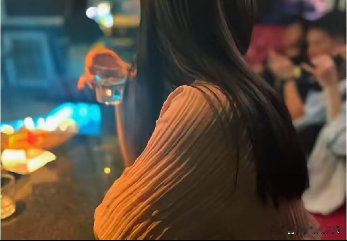出轨的女人，总有一些自以为是的想法。她们出轨后，以为自己很有魅力，能把男人