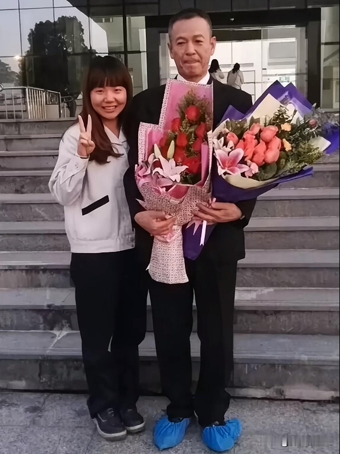 佳能珠海工厂的员工欢送照，竟然被网友拍成了像是上市敲钟，一番操作不得不让人佩服。